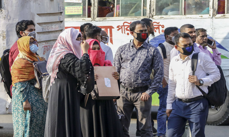 করোনাভাইরাস আতঙ্কে বেড়েছে সতর্কতা