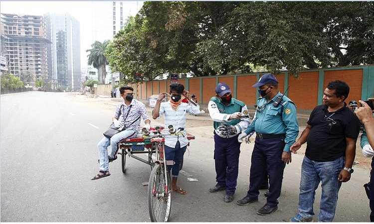 রাজধানীতে মাস্ক বিতরণ করছে পুলিশ