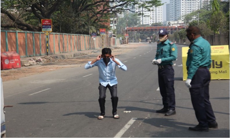 কাজ ছাড়া বের হওয়ায় এককে শাস্তি দিল পুলিশ