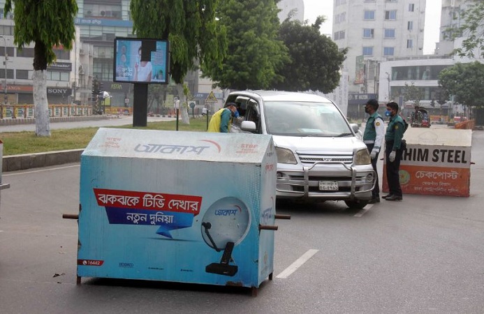 করোনা বিস্তার ঠেকাতে রাজধানীতে চোকপোস্ট বসিয়ে তল্লাশি করছে পুলিশ