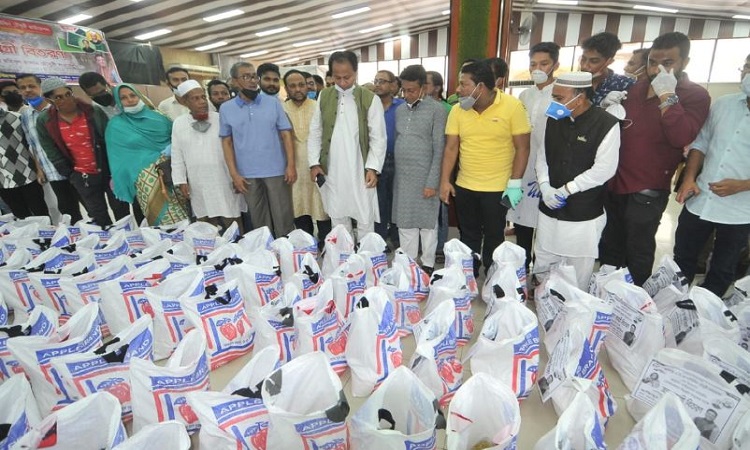 চট্টগ্রামে অসহায়দের মাঝে খাবার দিল এবিএম মহিউদ্দিন চৌধুরী ফাউন্ডেশন