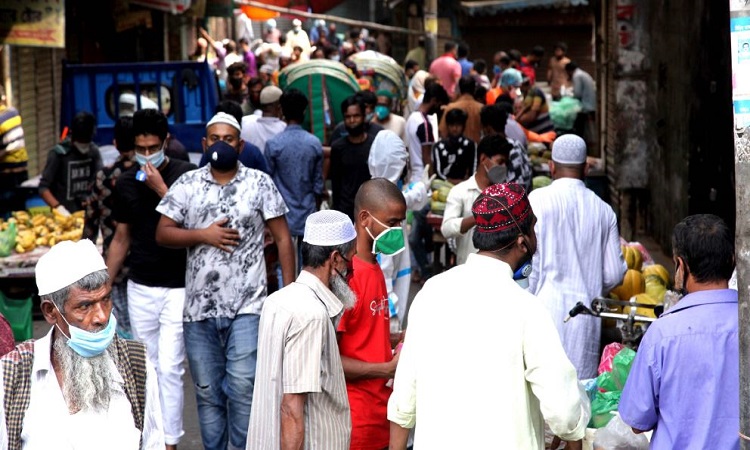 ইফতারী কেনাকাটায় মানা হচ্ছে না সামাজিক দূরত্ব