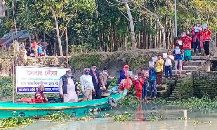 বাড়ি বা্ড়ি গিয়ে শিক্ষর্থীদের মাঝে নতুন বই বিতরণ করলেন কাউখালীর ইউএনও