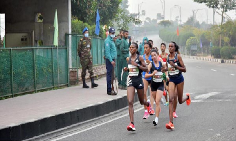 রাজধানীতে ‘বঙ্গবন্ধু শেখ মুজিব ঢাকা ম্যারাথন’ এ নারী অংশগ্রহণকারীরা