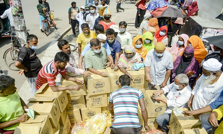 টিসিবির পণ্যের ট্রাকে মানুষের উপচে পড়া ভিড়