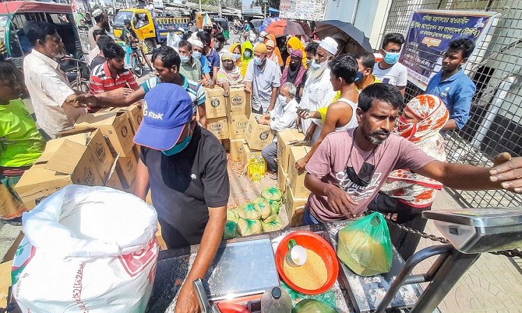 টিসিবির পণ্যের ট্রাকে মানুষের উপচে পড়া ভিড়