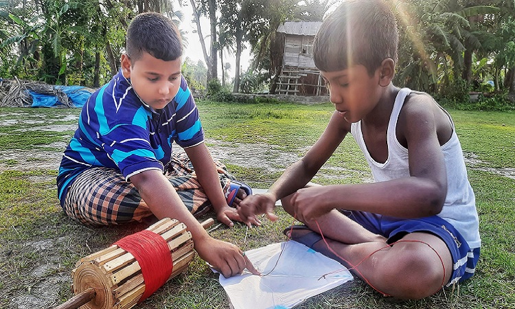 করোনায় স্কুল বন্ধ তাই রঙ্গিন ঘুড়ি উড়িয়ে সময় পার করছে শিশুরা।