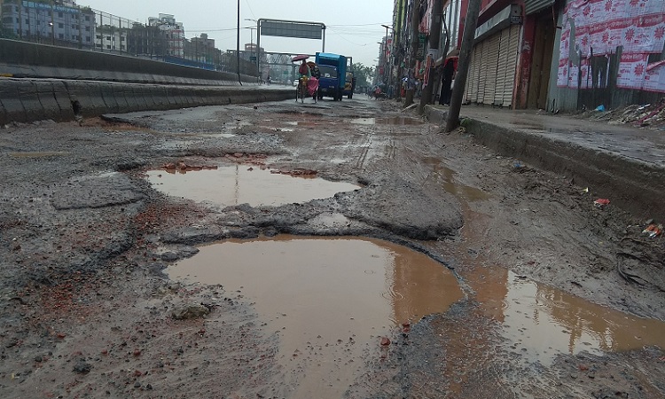 টানা বৃষ্টিতে যাত্রাবাড়ীর কুতুবখালী সড়কের বেহাল দশা।