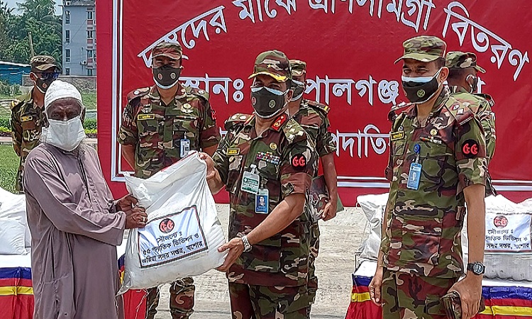 ৪।টুঙ্গিপাড়ায় অসহায়দের ত্রাণ দিচ্ছেন সেনা সদস্যরা।