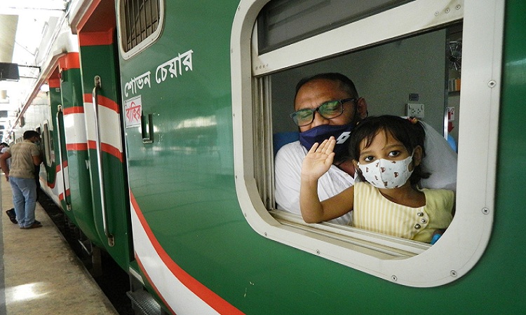 ঈদে ভিড় এড়াতে রাজধানী ছাড়ছে ঘরমুখী মানুষ। লঞ্চঘাট। কমলাপুর ট্রেন স্টেশন।