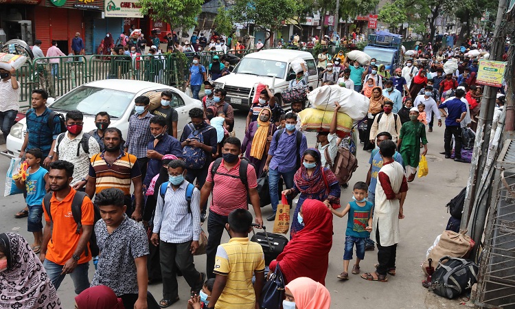 সদরঘাটে দক্ষিণাঞ্চল থেকে ফেরা মানুষের মিছিল।