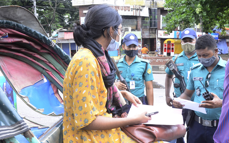 বিধিনিষেধের তৃতীয় দিন রবিবার রাজধানীতে আইনশৃঙ্খলা বাহিনীর তৎপরতা