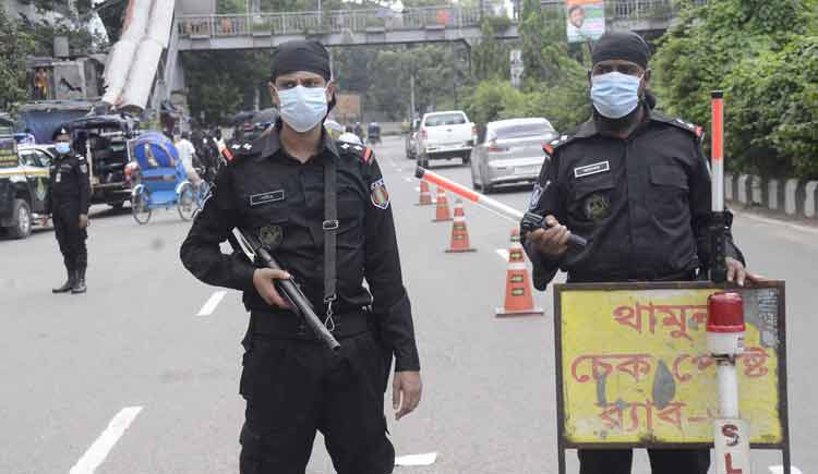 বিধিনিষেধের তৃতীয় দিন রবিবার রাজধানীতে আইনশৃঙ্খলা বাহিনীর তৎপরতা