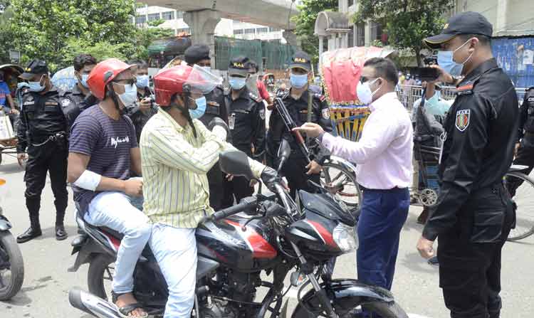 বিধিনিষেধের তৃতীয় দিন রবিবার শাহবাগে ভ্রাম্যমাণ আদালত পরিচালিত হয়