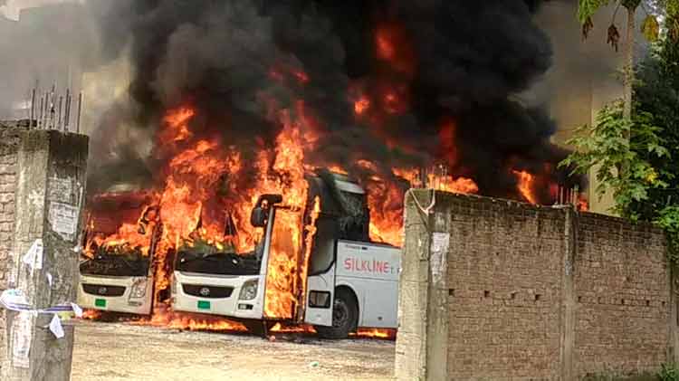 রাজধানীর মতিঝিলের একটি গ্যারেজে রবিবার অগ্নিকাণ্ডে দুটি বাস পুড়ে যায়