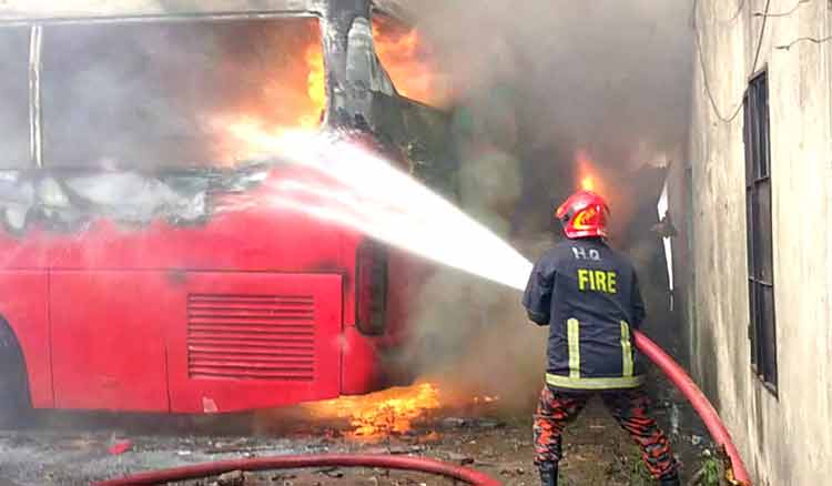 রাজধানীর মতিঝিলের একটি গ্যারেজে রবিবার অগ্নিকাণ্ডে দুটি বাস পুড়ে যায়