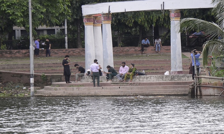 কঠোর বিধিনিষেধের মধ্যে রাজধানীর ধানমন্ডি লেকে ঘুরে বেড়াচ্ছেন অনেকেই।