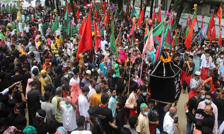 পুরান ঢাকার হোসেনী দালান প্রাঙ্গণে তাজিয়া মিছিল