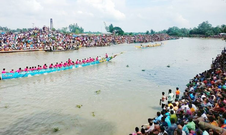 বগুড়ার ইছামতী নদীতে নৌকা বাইচ