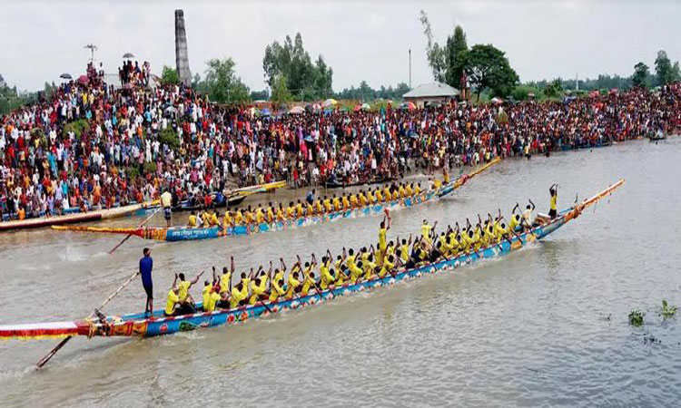 নৌকা বাইচ দেখতে ইছামতী নদীর তীরে জনস্রোত