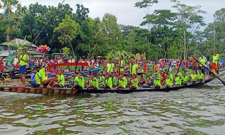 গোপালগঞ্জে বিশ্বকর্মা পূজা উপলক্ষে নৌকা বাইচ