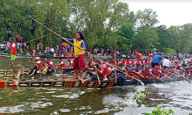 বিশ্বকর্মা পূজা উপলক্ষে ২০০ বছরের ঐতিহ্যবাহী নৌকা বাইচ