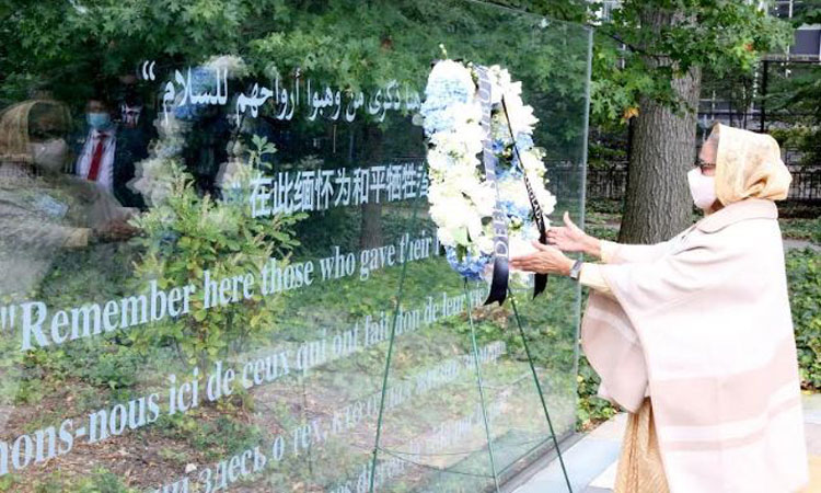 জাতিসংঘ পিচ মেমোরিয়ালে পুষ্পার্ঘ্য অর্পণ করছেন প্রধানমন্ত্রী