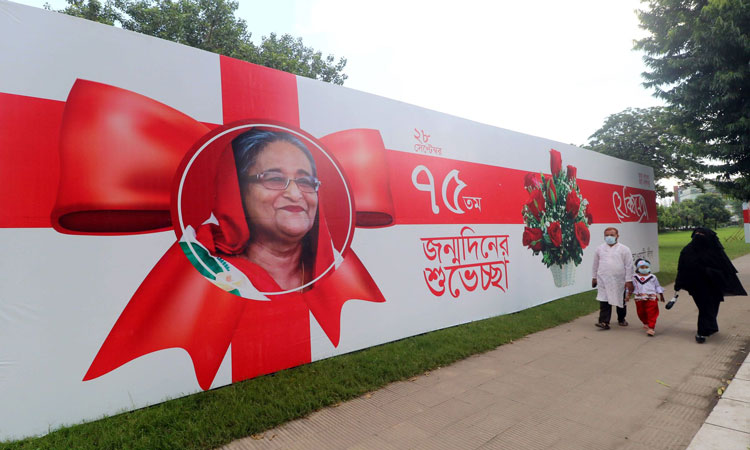 জন্মদিন উপলক্ষ্যে রাজধানীর বিভিন্ন সড়কে প্রধানমন্ত্রীর ছবি টানানো হয়েছে