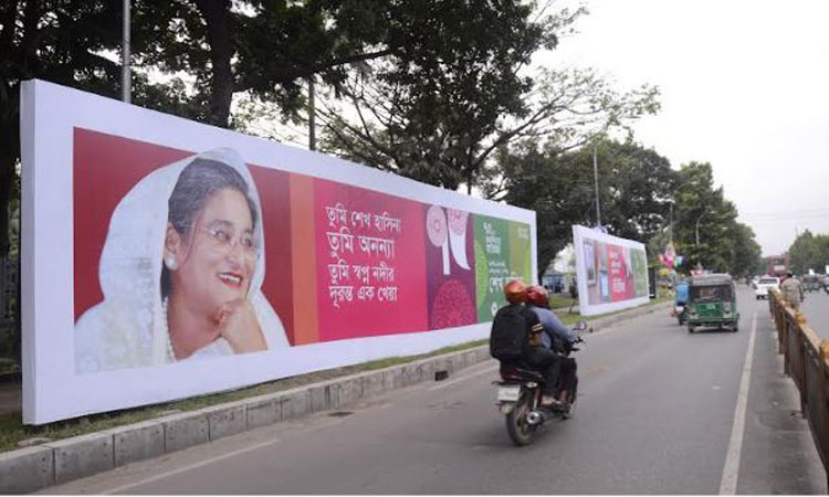 প্রধানমন্ত্রীর জন্মদিন উপলক্ষ্যে রাজধানীর বিজয় সরণি এলাকায় বর্ণিল সাজ