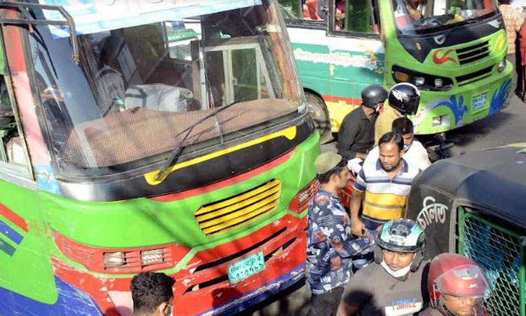 চলন্ত যানবাহনের ফাঁকফোকর দিয়ে রাস্তা পার হতে গিয়ে প্রায়ই দুর্ঘটনা ঘটে