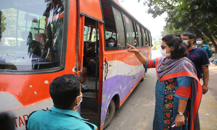 রাজধানীর রমনা সড়কে ভ্রাম্যমাণ আদালত পরিচালনা করছে বিআরটিএ