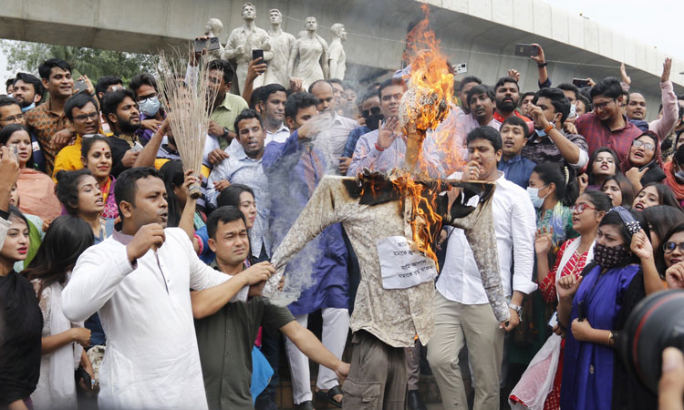 প্রধানমন্ত্রীকে নিয়ে কটূক্তি করায় আলালের কুশপুত্তলিকা দাহ করছে ছাত্রলীগ