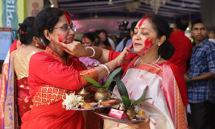 রাজধানীর ঢাকেশ্বরী মন্দিরে বুধবার বিজয়া দশমীর দিনে দেবী বিদায়ের আগে দুর্গার চরণে সিঁদুর দিয়ে সেই সিঁদুর এক নারী পরিয়ে দেন আরেকজনের কপালে।