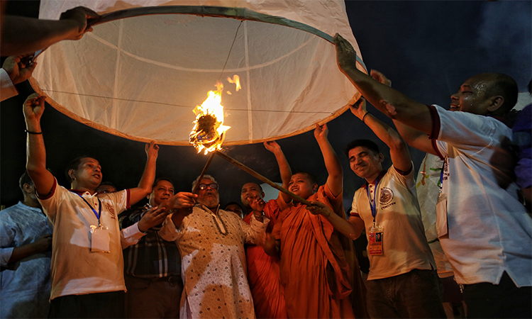 প্রবারণা পূর্ণিমা উপলক্ষ্যে রবিবার রাজধানীর বাসাবো বৌদ্ধ মন্দিরের ফানুস ওড়ান বৌদ্ধ ধর্মাবলম্বীরা।