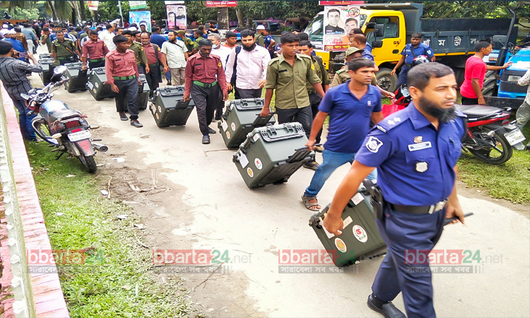 গাইবান্ধা-৫ (ফুলছড়ি-সাঘাটা) আসনে উপনির্বাচনে ভোট হবে বুধবার। প্রথমবারের মতো আসনটিতে ইলেকট্রনিক ভোটিং মেশিন (ইভিএম) পদ্ধতিতে ভোট দেবেন ভোটাররা। দুই উপজেলার ১৪৫টি কেন্দ্রে সকাল ৮টা থেকে বিকাল ৪টা পর্যন্ত একটানা চলবে ভোটগ্রহণ। মঙ্গলবার (১১ অক্টোবর) সকাল ১০টা থেকে কেন্দ্রে কেন্দ্রে পাঠানো হচ্ছে ইভিএমসহ নির্বাচনি সব সরঞ্জাম। ফুলছড়ি উপজেলা পরিষদ কার্যালয়ের সামনে থেকে তোলা ছবি।