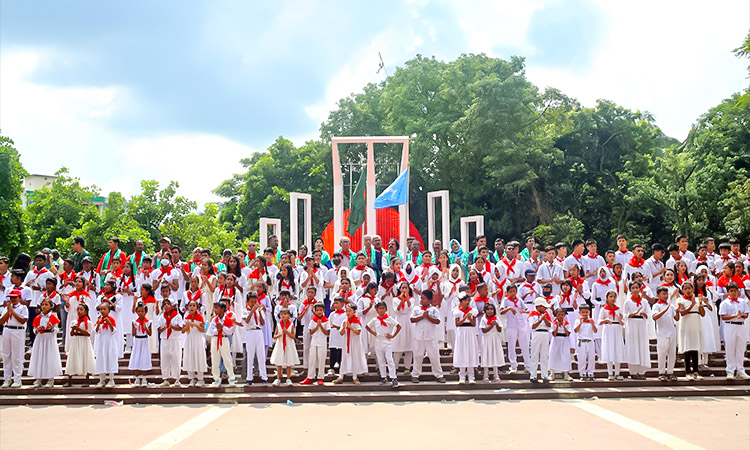 ‘খেলার জন্য মাঠ চাই, শিশুবান্ধব ঢাকা চাই’ স্লোগানে শুক্রবার (১৪ অক্টোবর) কেন্দ্রীয় শহীদ মিনারে এলাকায় শোভাযাত্রা করে শিশু-কিশোর সংগঠন খেলাঘর। এদিন খেলাঘর ঢাকা মহানগর দক্ষিণের সম্মেলনের আয়োজন করা হয়।