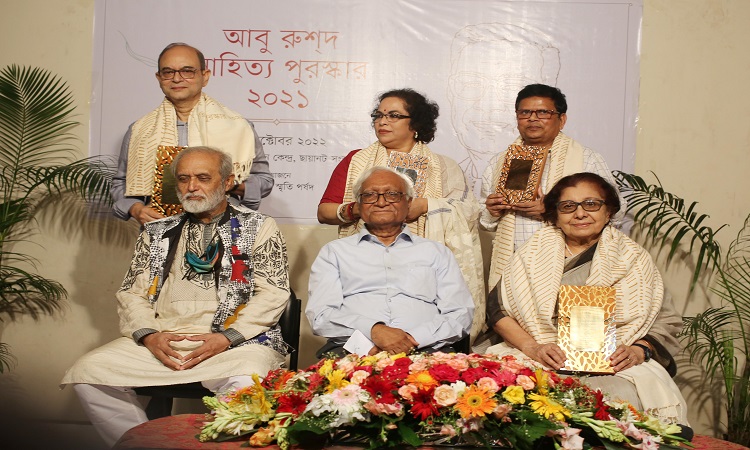 সাহিত্যিক ও শিক্ষাবিদ আবু রুশ্‌দ-এর নামে প্রবর্তিত সাহিত্য পুরস্কার পেলেন চার লেখক। তাঁরা হলেন আনোয়ারা সৈয়দ হক, ওয়াসি আহমেদ, পাপড়ি রহমান ও মাহমুদ আখতার শরীফ।আবু রুশ্‌দ স্মৃতি পর্ষদের পক্ষ থেকে শনিবার আনুষ্ঠানিকভাবে এই গুণীজনদের হাতে আবু রুশ্দ সাহিত্য পুরস্কার ২০২১-এর স্মারক, প্রশংসাপত্র ও সম্মানী তুলে দেওয়া হয়।  ছায়ানট সংস্কৃতি-ভবনের রমেশ চন্দ্র দত্ত স্মৃতি মিলন কেন্দ্রে এই পুরস্কার প্রদান অনুষ্ঠান আয়োজন করা হয়।