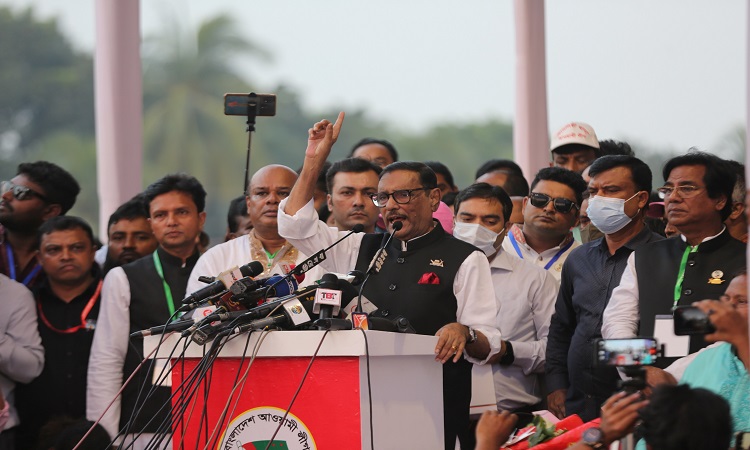 শনিবার বিকেলে রাজধানীর শেরেবাংলা নগরে পুরোনো বাণিজ্য মেলার মাঠে আয়োজিত ঢাকা জেলা আওয়ামী লীগের ত্রিবার্ষিক সম্মেলনে বক্তব্য রাখেন আওয়ামী লীগের সাধারণ সম্পাদক ও সড়ক পরিবহন সেতুমন্ত্রী ওবায়দুল কাদের।