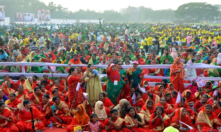 শনিবার বিকেলে রাজধানীর শেরেবাংলা নগরে পুরোনো বাণিজ্য মেলার মাঠে আয়োজিত ঢাকা জেলা আওয়ামী লীগের ত্রিবার্ষিক সম্মেলনে  নেতাকর্মীদের ভিড়।