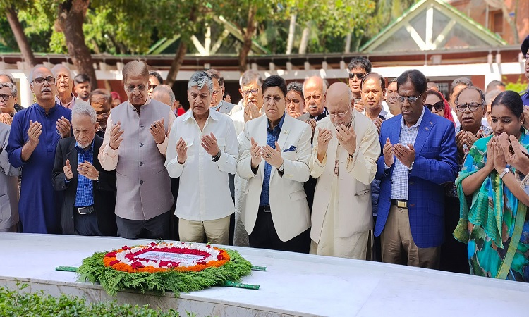 শনিবার গোপালগঞ্জের টুঙ্গিপাড়ায় সাবেক রাষ্ট্রদূতদের সংগঠন অ্যাসোসিয়েশন অব ফরমার বিসিএস (এফএ) অ্যাম্বাসেডর্স (এওফা) এর সদস্যদের নিয়ে জাতির পিতা বঙ্গবন্ধু শেখ মু‌জিবুর রহমানের সমা‌ধিতে শ্রদ্ধা নিবেদন করেন  পররাষ্ট্রমন্ত্রী এ কে আব্দুল মোমেন।