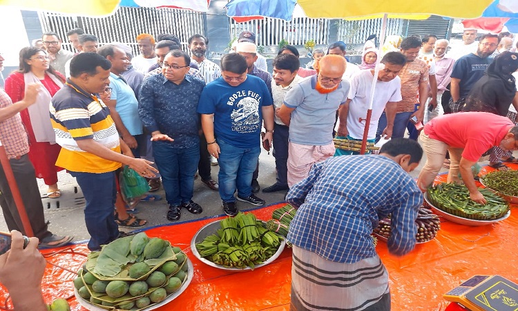 এলাকাভিত্তিক কৃষকের বাজার স্থাপনের কার্যক্রমের আওতায় ঢাকা দক্ষিণ সিটি করপোরেশনে (ডিএসসিসি) ৬টি কৃষকের বাজার স্থাপিত হচ্ছে। শুক্রবার ছুটির দিনে নতুন করে চালু হয়েছে খিলগাঁওয়ে ঢাকা দক্ষিণের পঞ্চম কৃষকের বাজারটি।