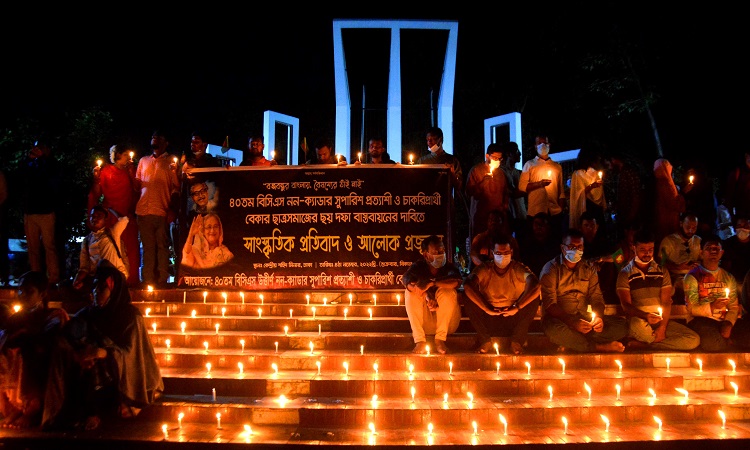 ৪০তম বিসিএস-নন ক্যাডার সুপারিশ ও চাকরী প্রত্যাশা বেকার শিক্ষার্থীরা  ৬ দফা দাবিতে শুক্রবার সন্ধ্যায় কেন্দ্রীয় শহীদ মিনারে মোমবাতি জ্বালিয়ে আলোক প্রজ্জ্বলন ও সাংস্কৃতিক প্রতিবাদ জানান।