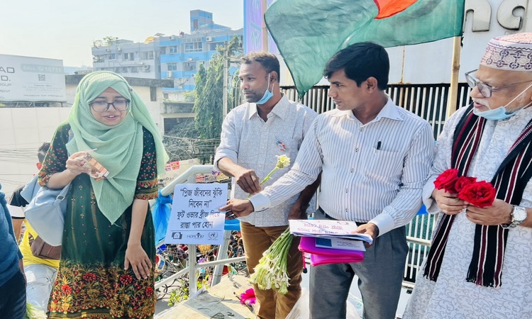 আন্তর্জাতিক স্বেচ্ছাসেবক দিবস উপলক্ষে সোমবার (৫ ডিসেম্বর, ২০২২) রাজধানীর সাইন্সল্যাবে ফুল দিয়ে সাধারণ মানুষদের সচেতন করে ঢাকা মেট্রোপলিটন পুলিশ।