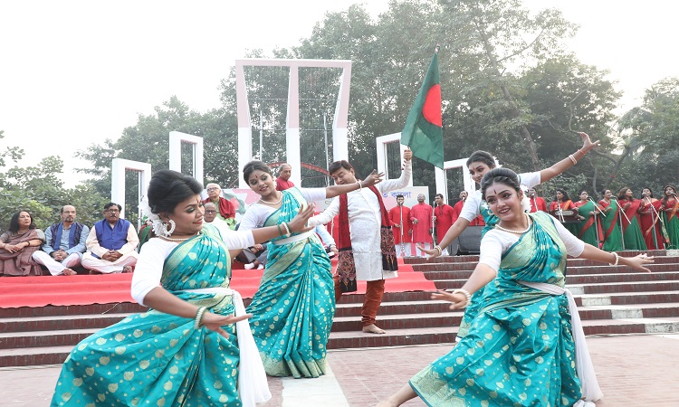 ‘স্পর্ধায় তাড়াব ধেয়ে আসা কালো’ স্লোগানে মঙ্গলবার (১৩ ডিসেম্বর, ২০২২) ঢাকার কেন্দ্রীয় শহীদ মিনারে সম্মিলিত সাংস্কৃতিক জোট বিজয় উৎসব উদ্বোধন করেন অভিনয়শিল্পী ফেরদৌসী মজুমদার। উদ্বোধনী আয়োজনে ছিল শহীদ বেদীতে পুস্পার্ঘ্য অর্পণ, জাতীয় সংগীত ও মুক্তিযুদ্ধের গান, বিজয়ের আবৃত্তি, নৃত্য ও সাংস্কৃতিক অনুষ্ঠান।