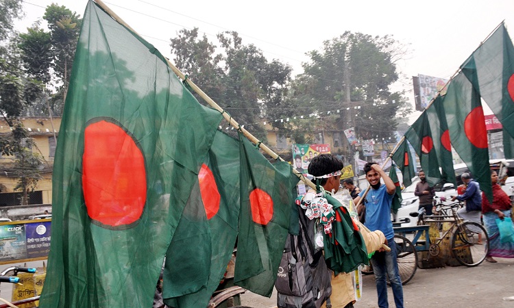 মহান বিজয় দিবসকে সামনে রেখে বগুড়া শহরের সকল রাস্তায় ভ্রাম্যমাণ পতাকা বিক্রেতারা বেচা-কেনা শুরু করেছেন। ছবিটি বৃহস্পতিবার (১৫ ডিসেম্বর, ২০২২) শহরের সাতমাথা এলাকা থেকে তোলা।