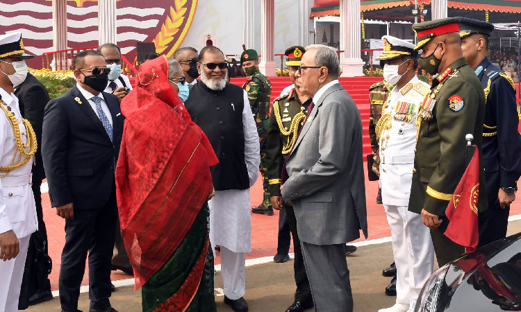 মহান বিজয় দিবস উপলক্ষ্যে রাষ্ট্রপ্রতি অ্যাডভোকেট আব্দুল হামিদ জাতীয় প্যারেড স্কয়ারে উপস্থিত হবার পর প্রধানমন্ত্রী, মুক্তিযুদ্ধ বিষয়ক মন্ত্রী, তিন বাহিনীর প্রধানগণ, মুক্তিযোদ্ধা বিষয়ক মন্ত্রণালয়ের সচিব, সশস্ত্র বাহিনী বিভাগের প্রিন্সিপাল স্টাফ অফিসার অভ্যর্থনা জানান