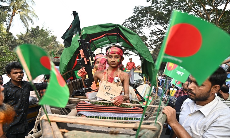 মহান বিজয় দিবস উপলক্ষে শনিবার (১৭ ডিসেম্বর, ২০২২) রাজধানী ঢাকায় বিজয় শোভাযাত্রা করেছে ক্ষমতাসীন আওয়ামী লীগ। নগরীর ইঞ্জিনিয়ারিং ইনস্টিটিউশনের সামনে থেকে শুরু হয়ে ধানমন্ডি ৩২ নম্বরে বঙ্গবন্ধু জাদুঘরের সামনে গিয়ে শেষ হয়েছে এই শোভাযাত্রা। শোভাযাত্রায় নেতৃত্ব দেন আওয়ামী লীগ সাধারণ সম্পাদক ওবায়দুল কাদের।