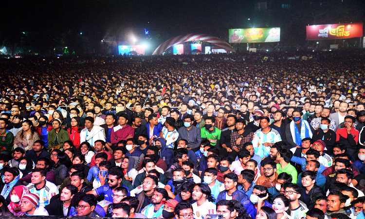 ১৯৮৬ সালের পর প্রথম শিরোপা আর্জেন্টিনার; অবসান ঘটল ৩৬ বছরের দীর্ঘ প্রতীক্ষার। রবিবার (১৮ ডিসেম্বর, ২০২২) রাতে কাতারে মেসি বাহিনীর জয়ে ঢাকায় ভক্তদের বিজয়োল্লাস। ঢাকা বিশ্ববিদ্যালয় ক্যাম্পাস থেকে তোলা ছবি।