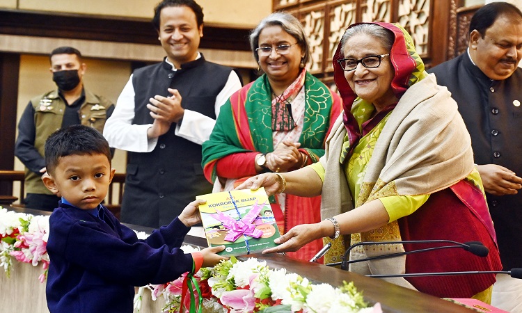 প্রধানমন্ত্রী শেখ হাসিনা শনিবার (৩১ ডিসেম্বর, ২০২২) তাঁর কার্যালয়ের শাপলা হলে দেশের প্রাথমিক ও মাধ্যমিক স্তরের শিক্ষার্থীদের মধ্যে বিনামূল্যে ২০২৩ শিক্ষাবর্ষের পাঠ্যপুস্তক বিতরণ কার্যক্রমের উদ্বোধন অনুষ্ঠানে ছাত্র-ছাত্রীদের হাতে পাঠ্যপুস্তক তুলে দেন।