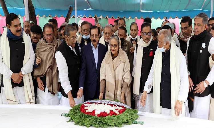 আওয়ামী লীগ সভাপতি ও প্রধানমন্ত্রী শেখ হাসিনা শনিবার দলের পক্ষে টুঙ্গিপাড়ায় জাতির পিতা বঙ্গবন্ধু শেখ মুজিবুর রহমানের সমাধিসৌধে পুষ্পস্তবক অর্পণ করেন।